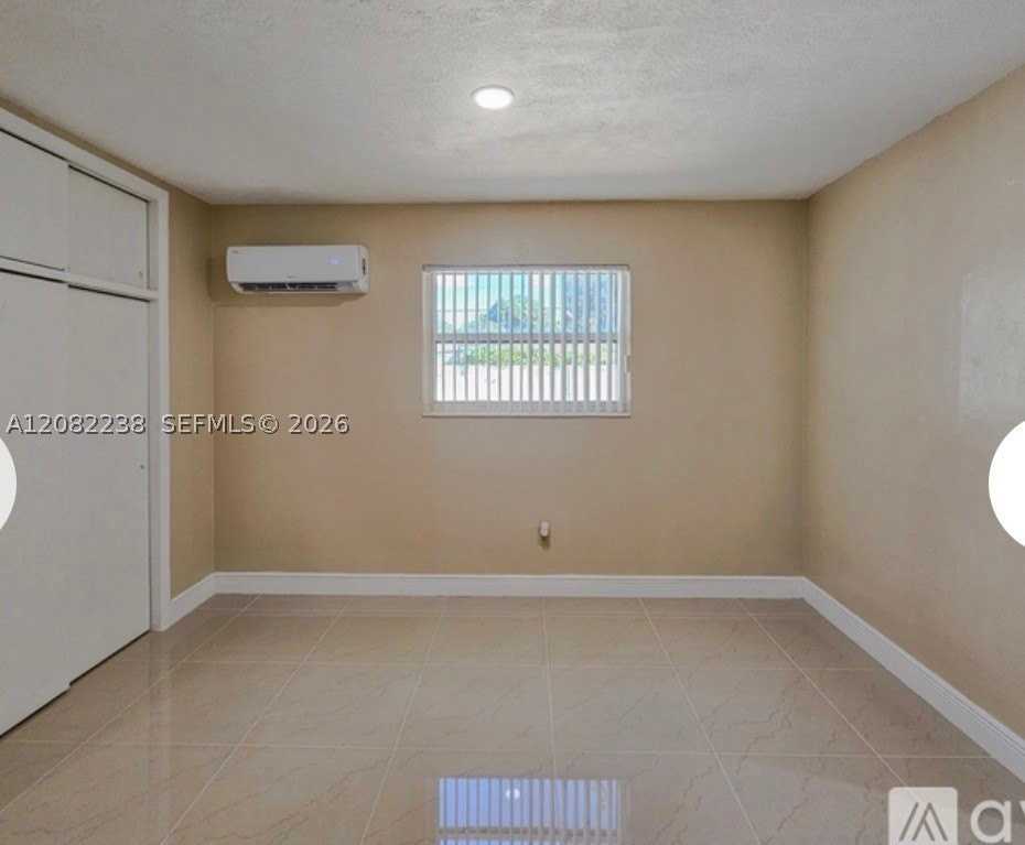 6800 Sw 9th St #B - Photo 5 of 10