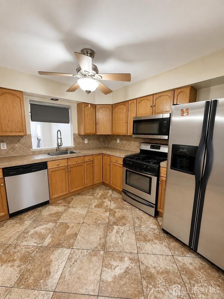410 Johnstone St - Photo 2 of 12