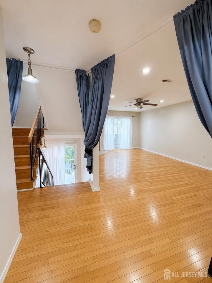 410 Johnstone St - Photo 4 of 12