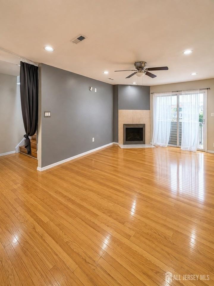 410 Johnstone St - Photo 5 of 12