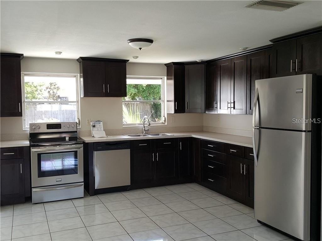 262 Manor Rd - Photo 2 of 18