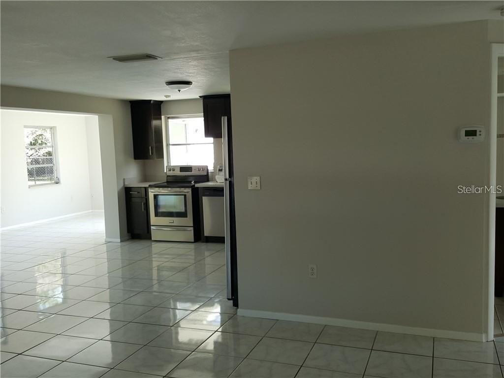 262 Manor Rd - Photo 4 of 18
