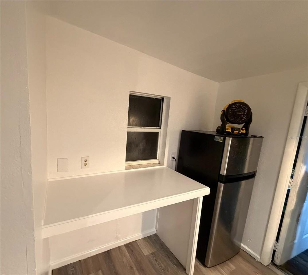 410 W Howry Ave #D - Photo 6 of 7