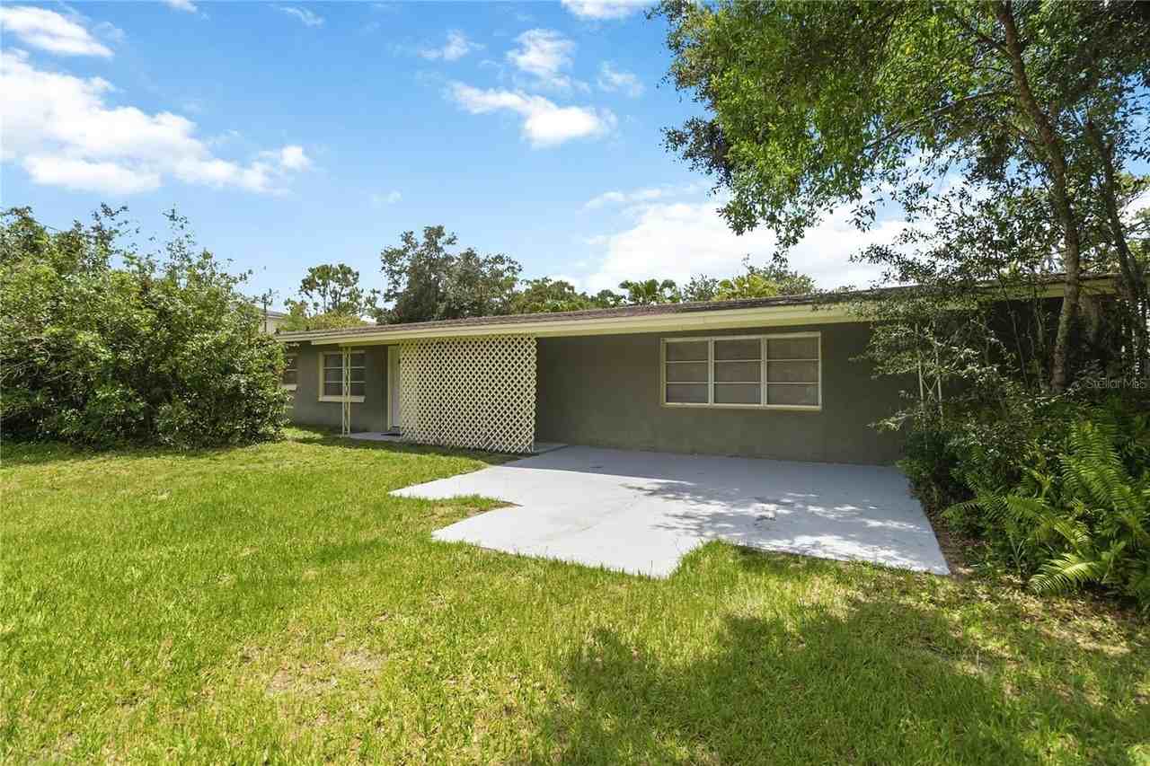 7612 Ficquette Rd - Photo 3 of 38