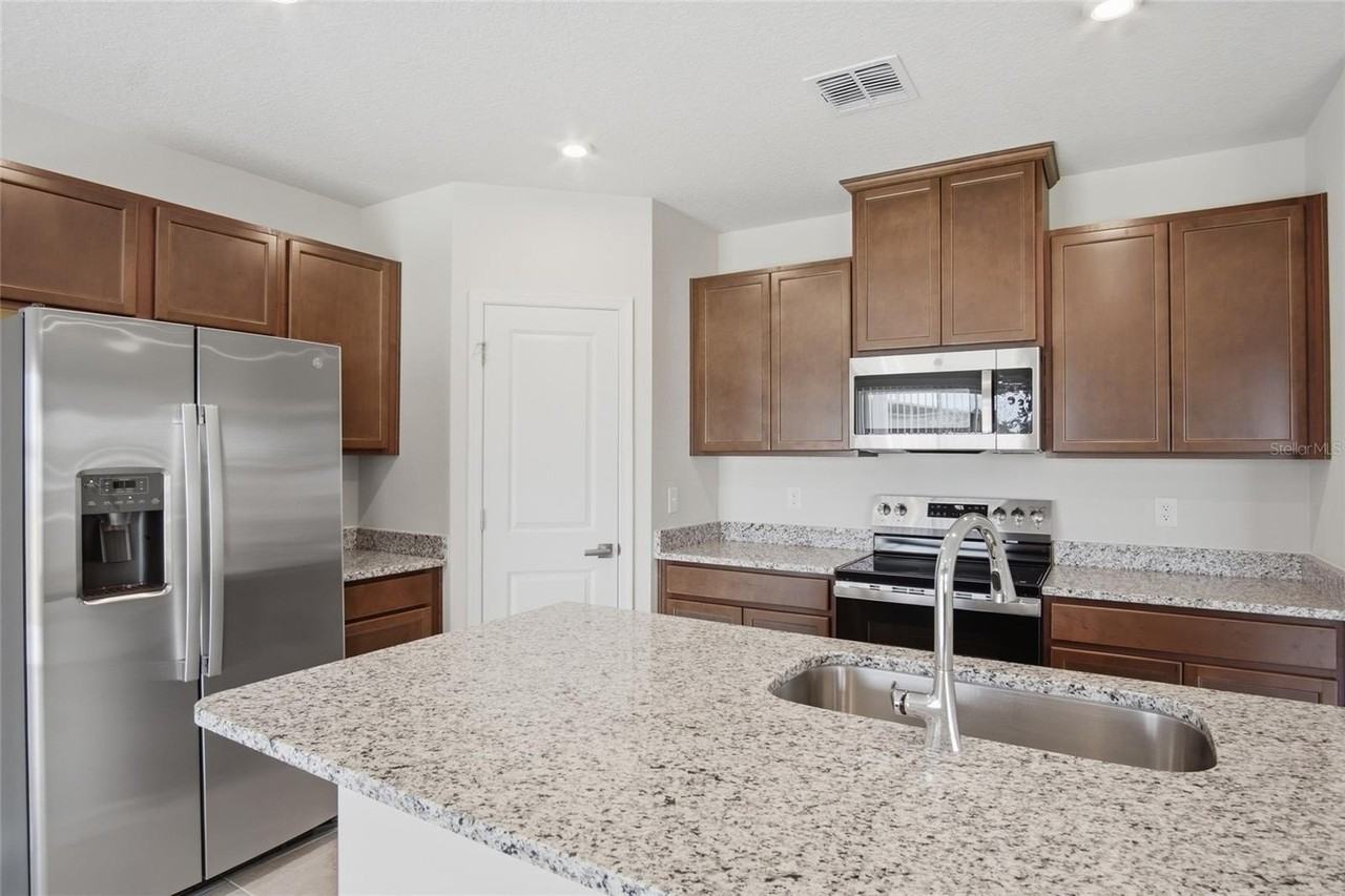 724 Cantaberry Dr - Photo 3 of 30