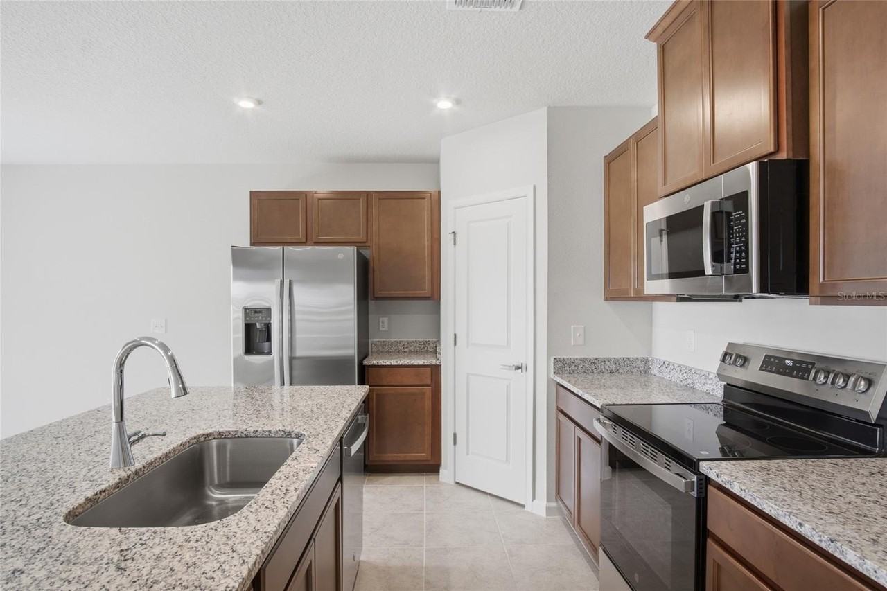 724 Cantaberry Dr - Photo 4 of 30