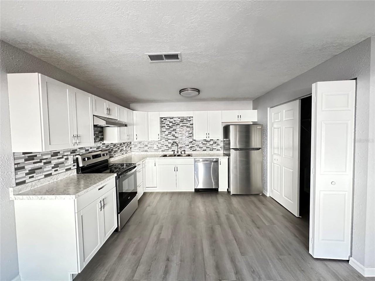 3761 Ne 40th Pl #D - Photo 3 of 6