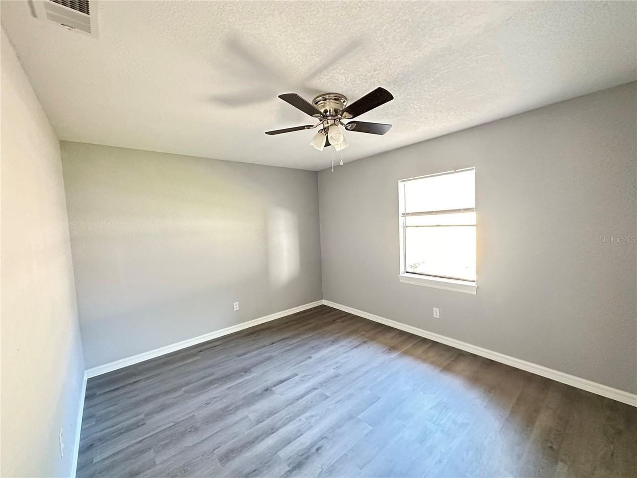 3761 Ne 40th Pl #D - Photo 4 of 6