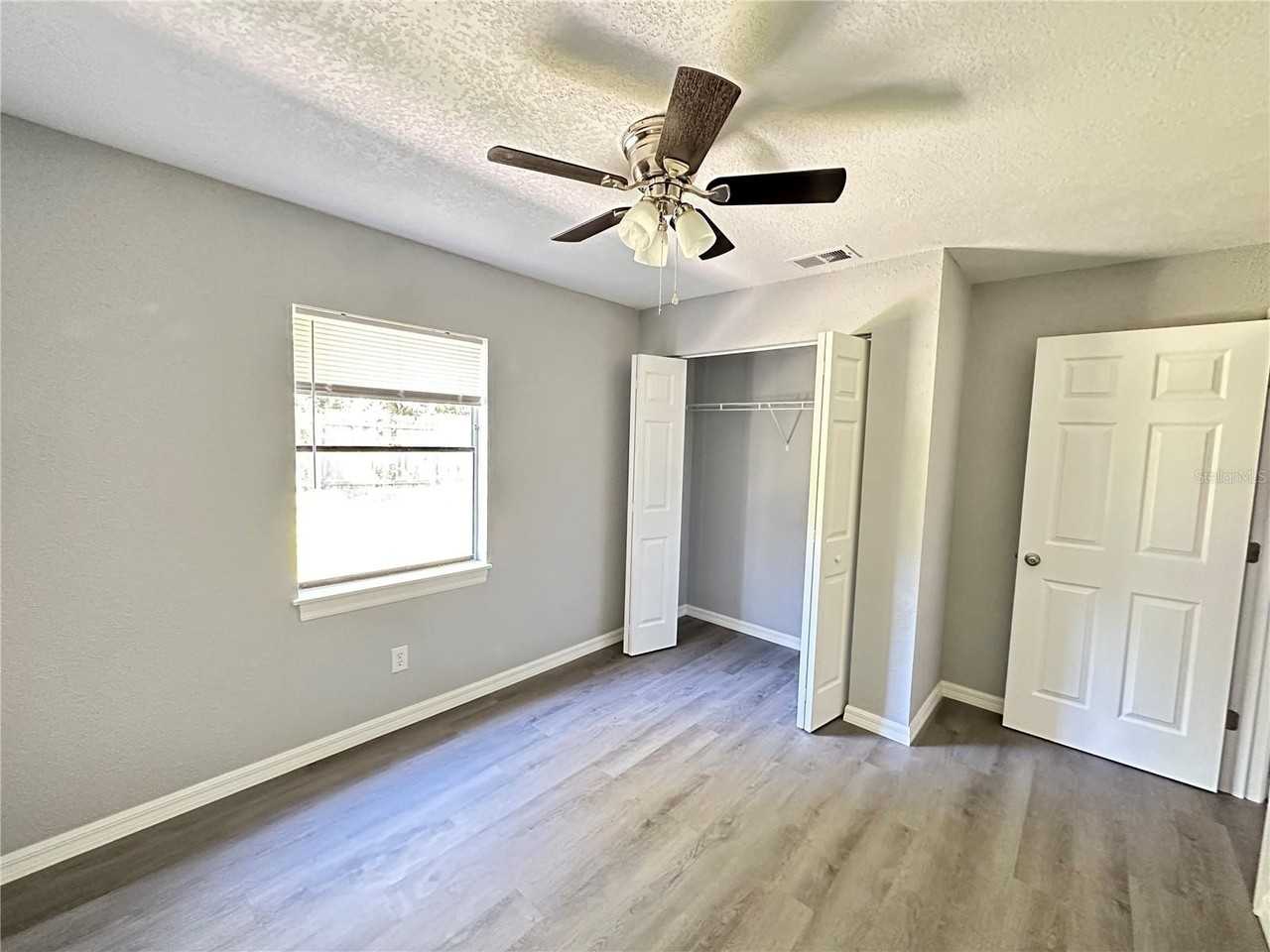 3761 Ne 40th Pl #D - Photo 5 of 6