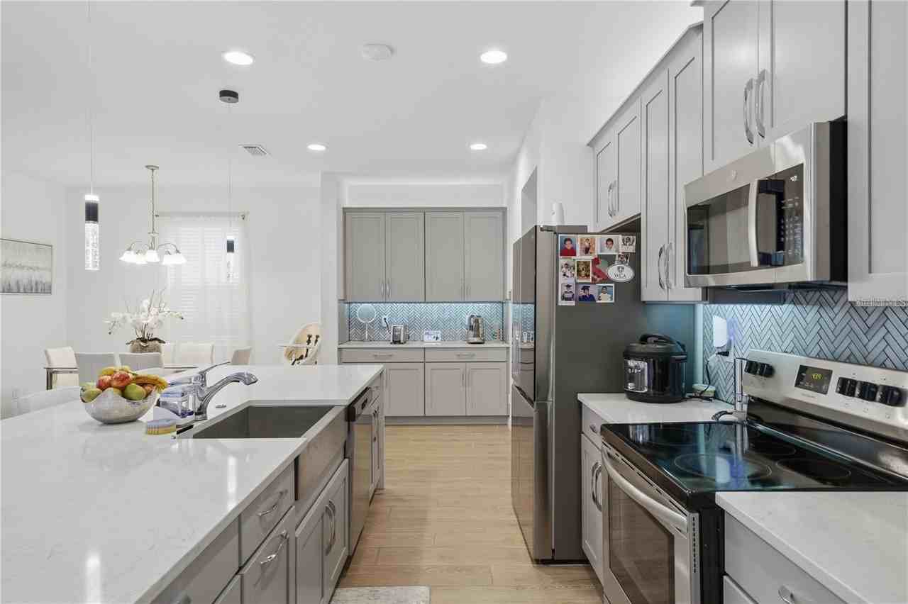 6825 Wilson Hammock Ave - Photo 3 of 13