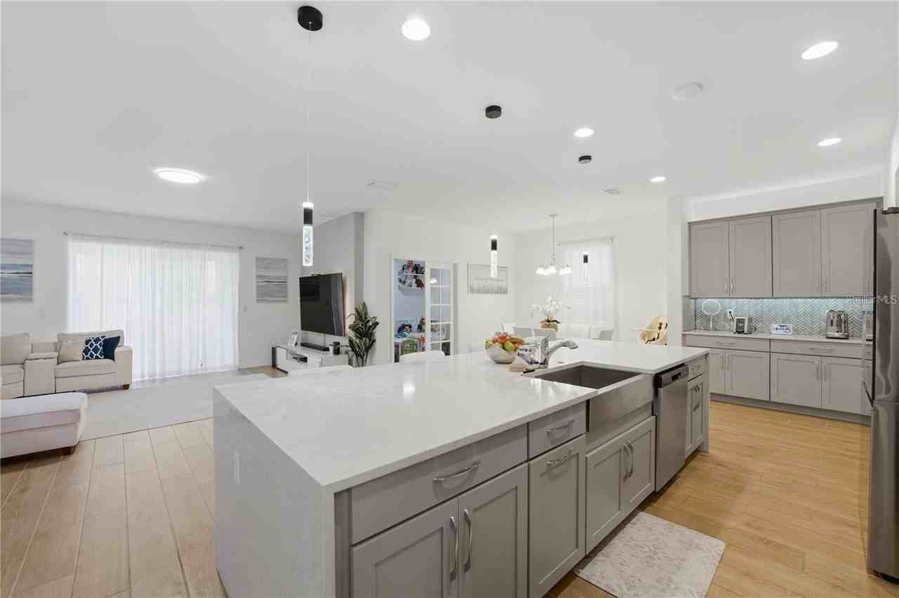 6825 Wilson Hammock Ave - Photo 4 of 13