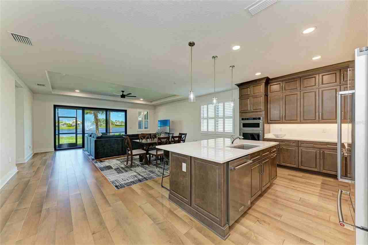 18530 Midsummer Pl - Photo 5 of 50