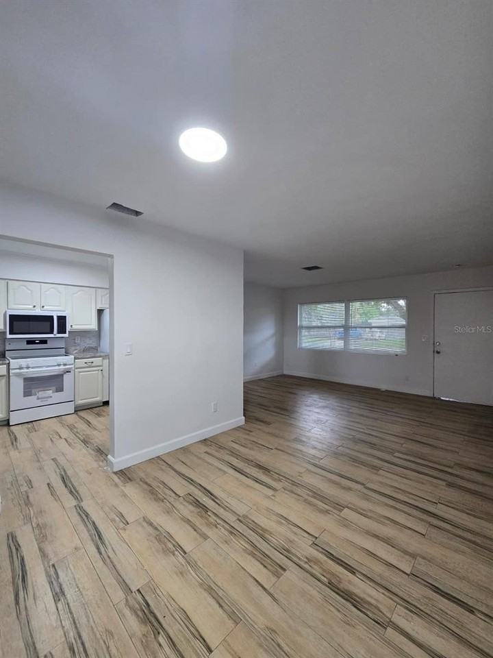 1282 Robin Hood Ln - Photo 2 of 16