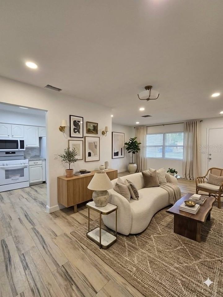 1282 Robin Hood Ln - Photo 3 of 16