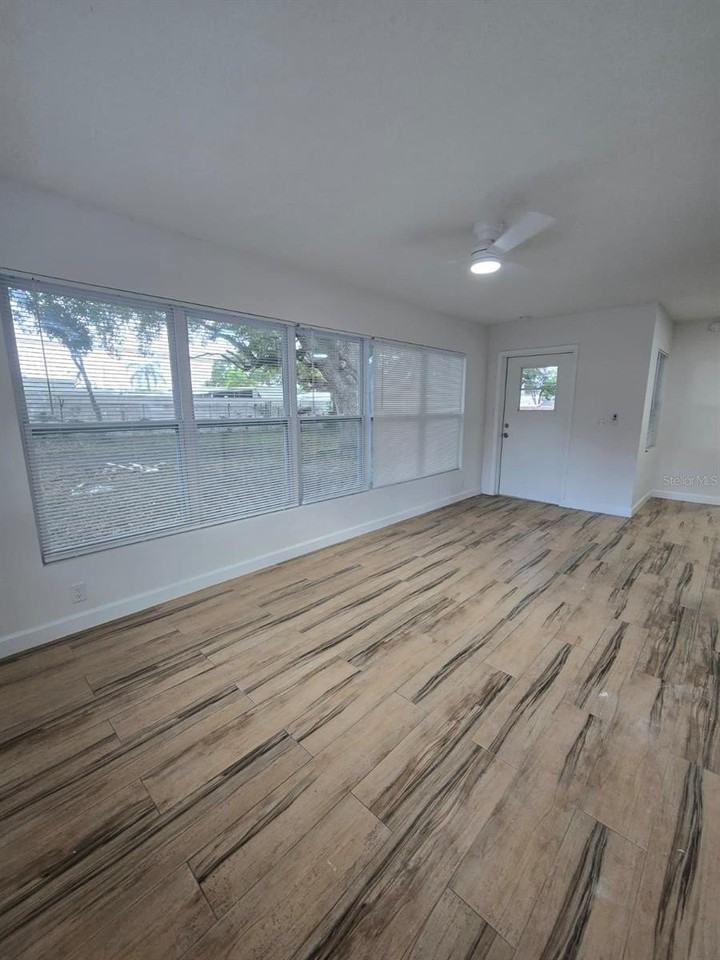 1282 Robin Hood Ln - Photo 6 of 16