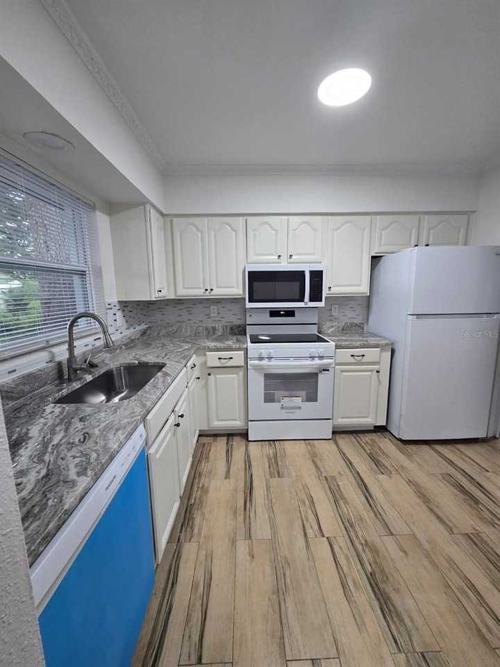 1282 Robin Hood Ln - Photo 7 of 16