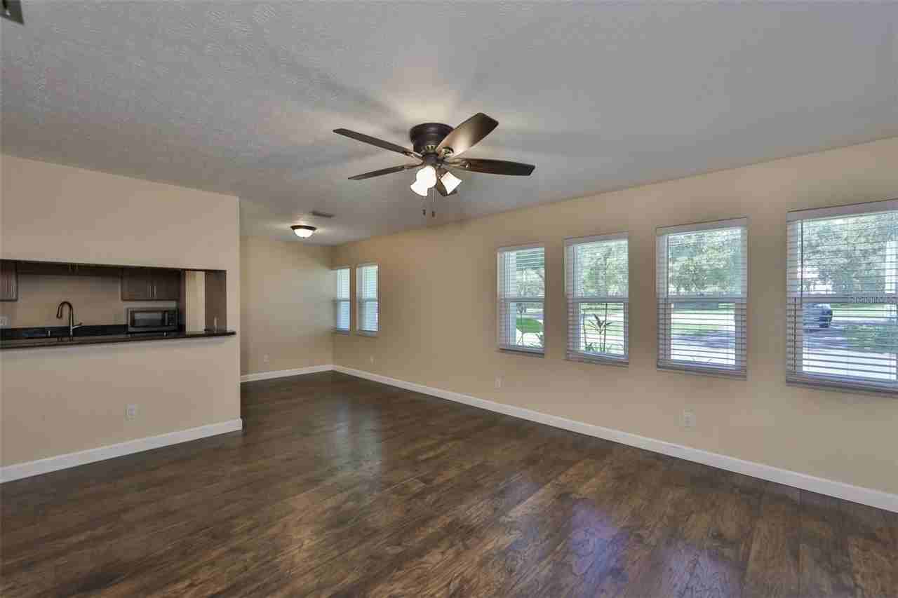 105 N Kingsway Rd - Photo 2 of 32