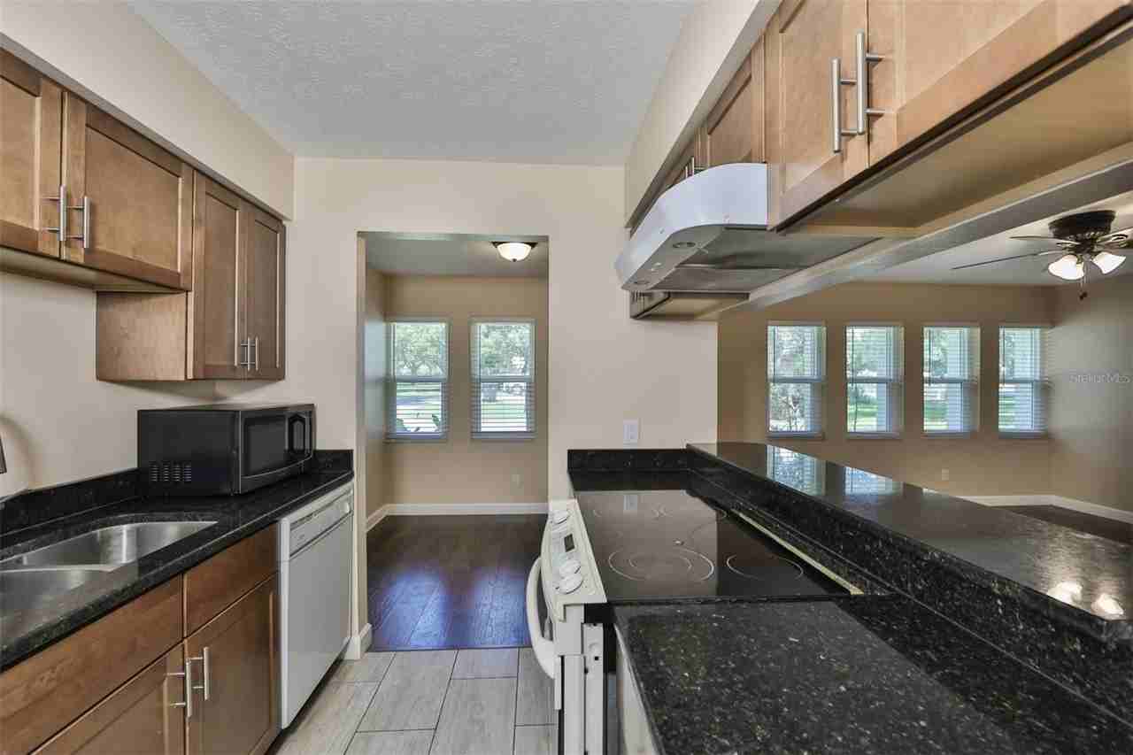 105 N Kingsway Rd - Photo 3 of 32