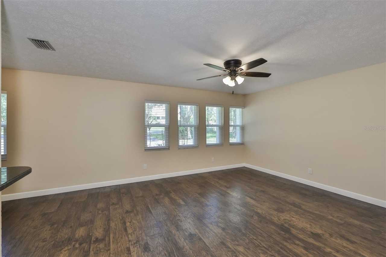105 N Kingsway Rd - Photo 7 of 32