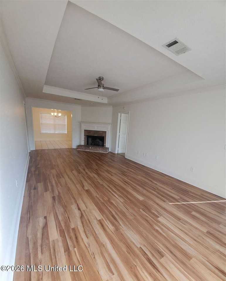 208 Foxwood Cv - Photo 2 of 12