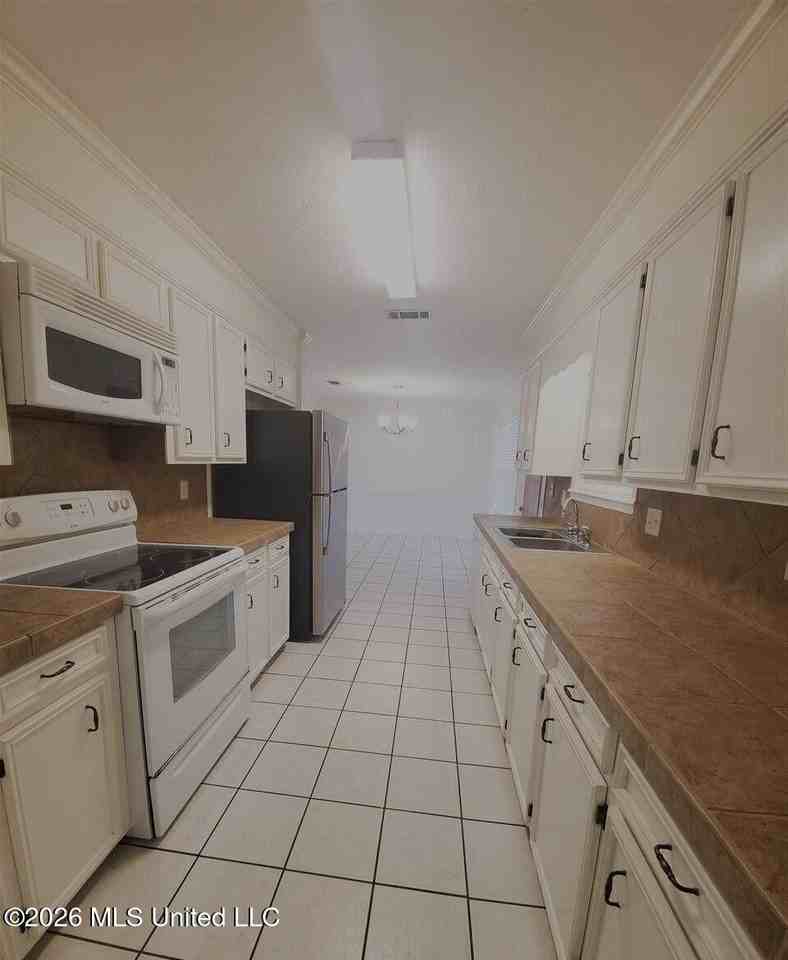 208 Foxwood Cv - Photo 3 of 12
