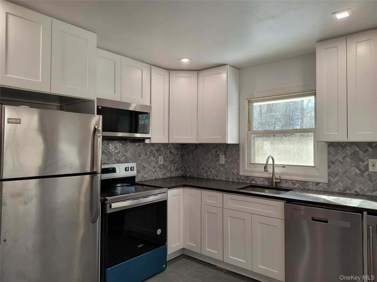 28 Pine Tree Ln - Photo 3 of 13