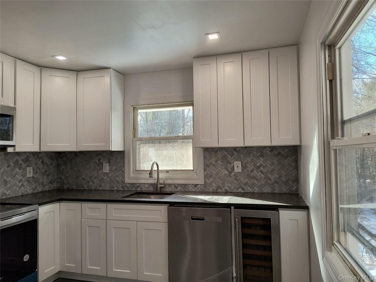 28 Pine Tree Ln - Photo 4 of 13