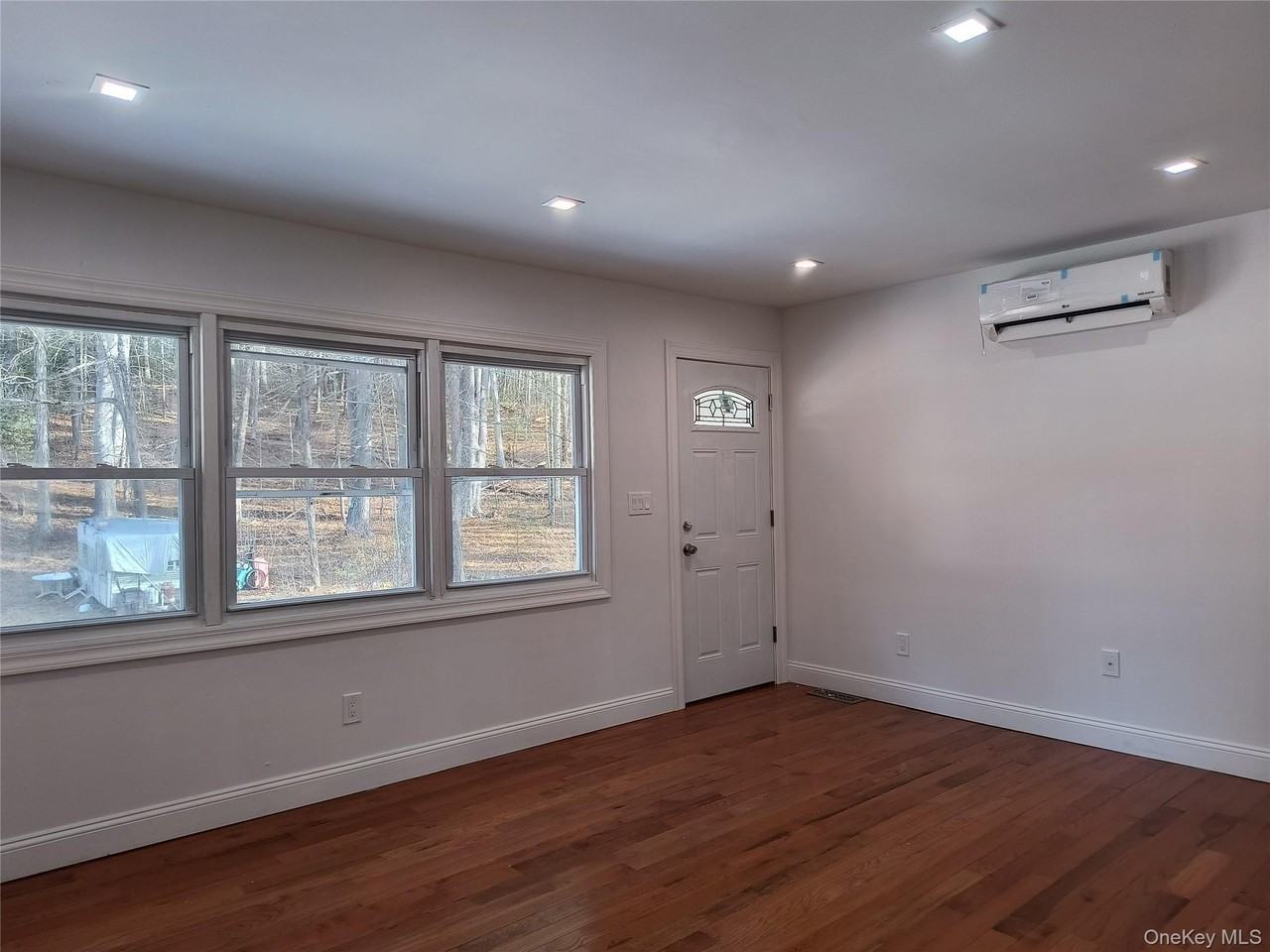 28 Pine Tree Ln - Photo 5 of 13