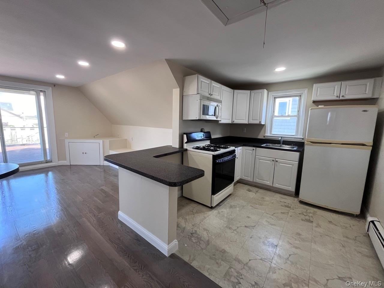252 Lindell Blvd - Photo 2 of 13