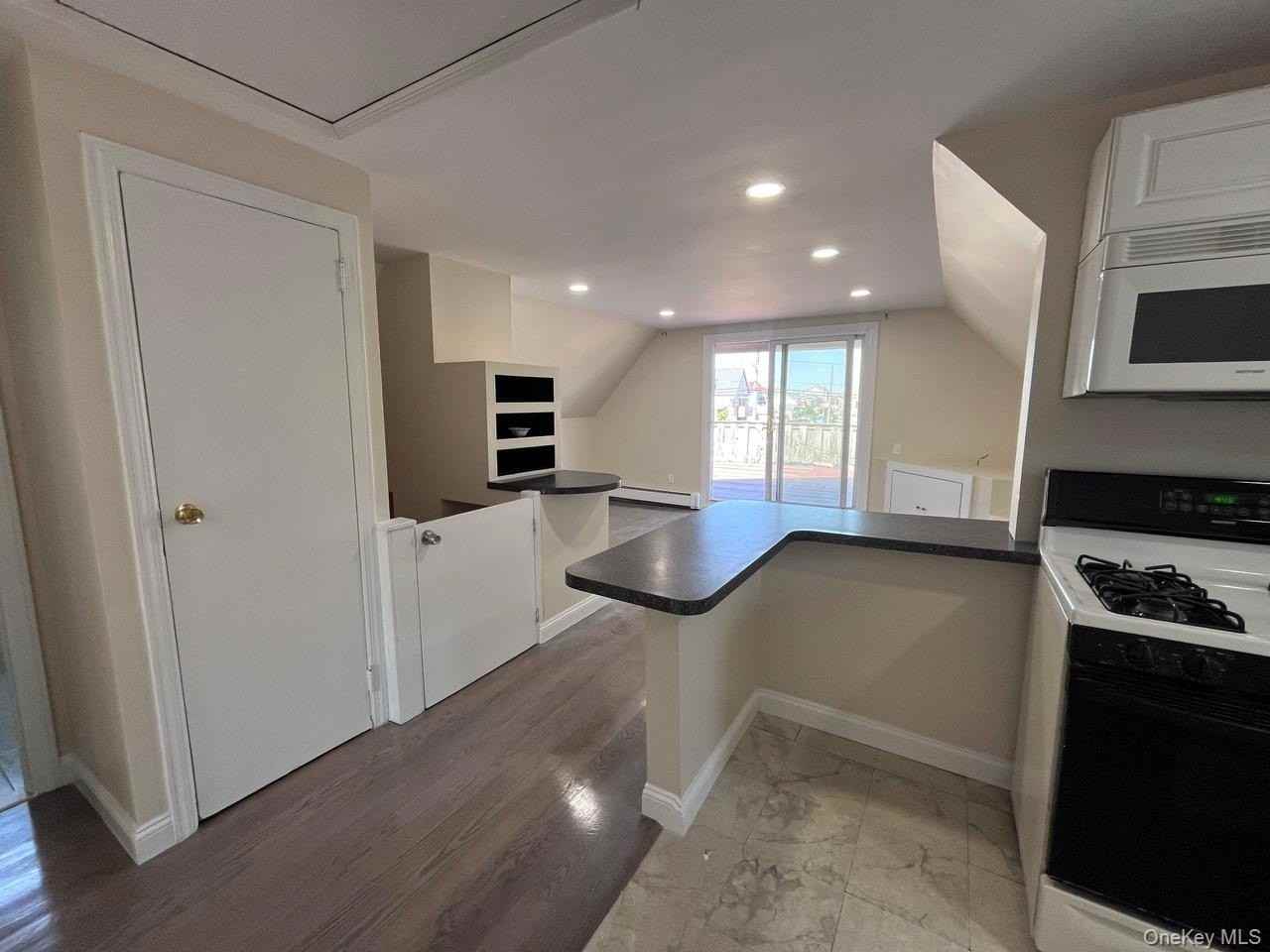 252 Lindell Blvd - Photo 3 of 13