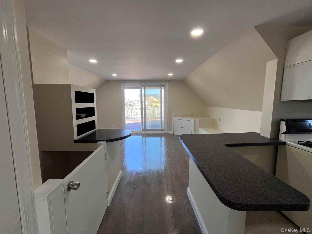 252 Lindell Blvd - Photo 4 of 13