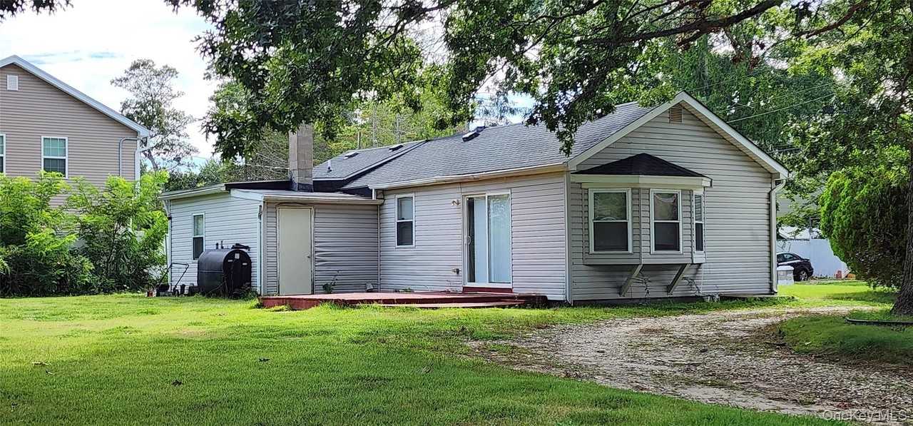 79 Hemlock Dr - Photo 2 of 12