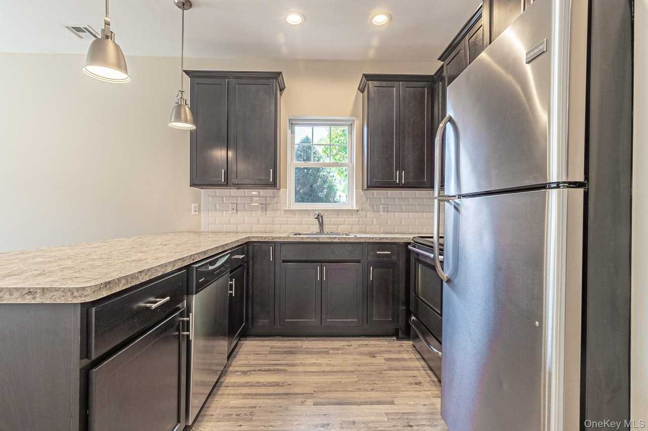 21 Robert Court Street - Photo 4 of 20