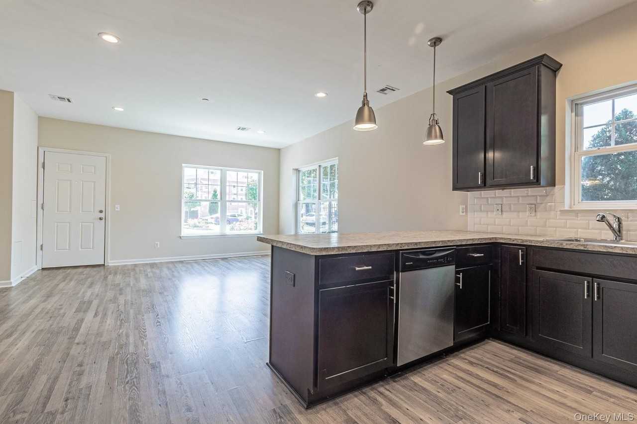 21 Robert Court Street - Photo 5 of 20