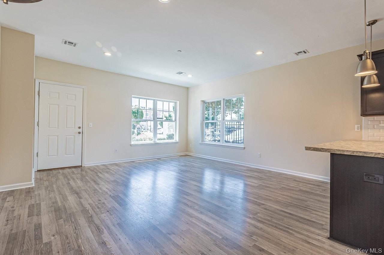 21 Robert Court Street - Photo 6 of 20