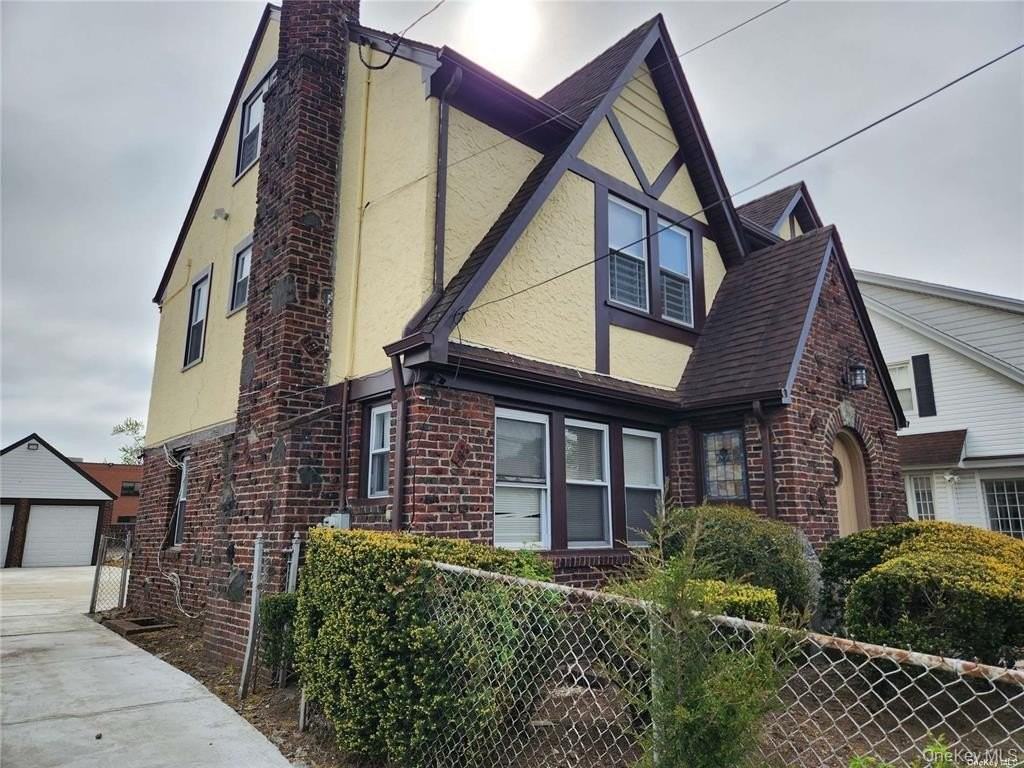 21 Nassau Pl - Photo 3 of 27