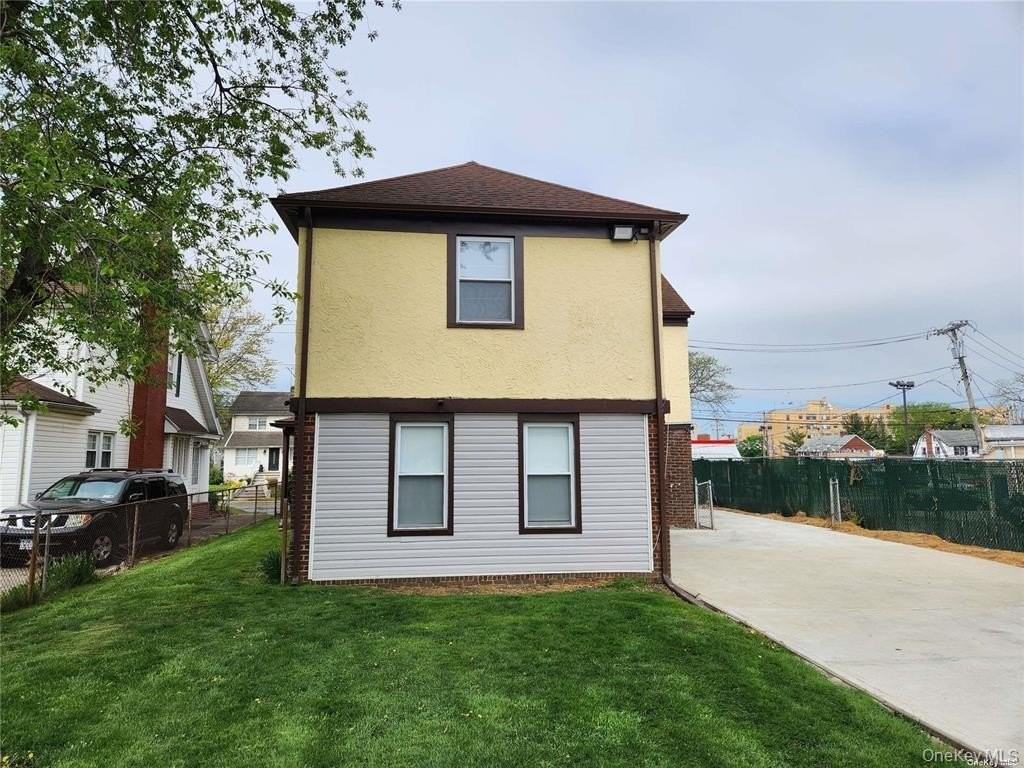 21 Nassau Pl - Photo 5 of 27