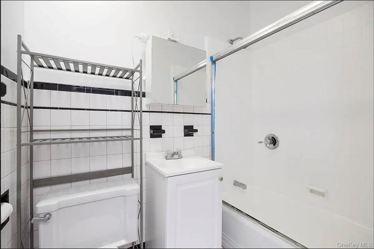 7152 68th St #2R - Photo 3 of 7