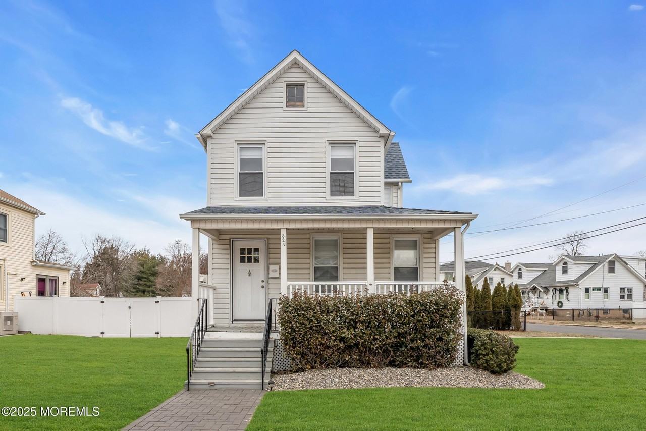 323 Roosevelt Ave - Photo 2 of 18