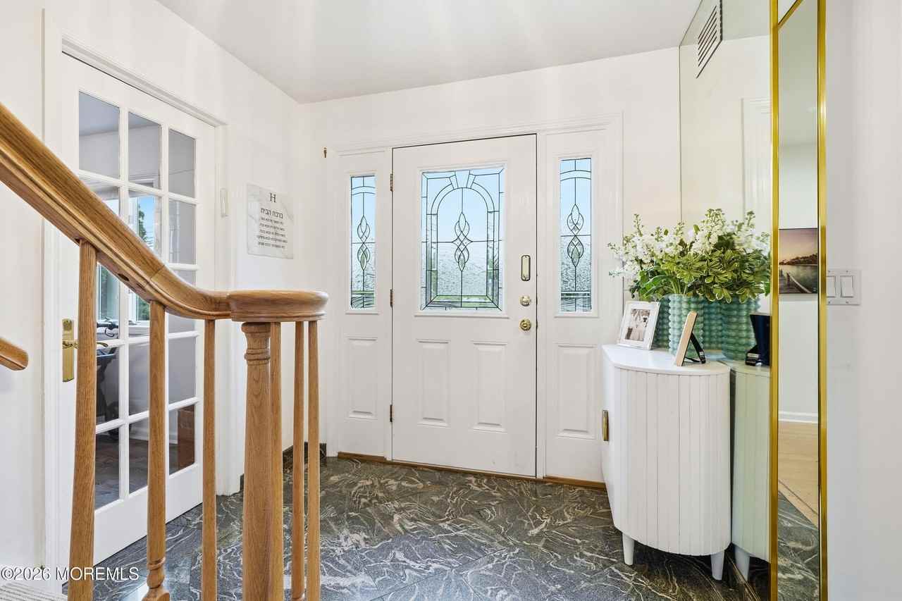 304 Monmouth Rd - Photo 4 of 46
