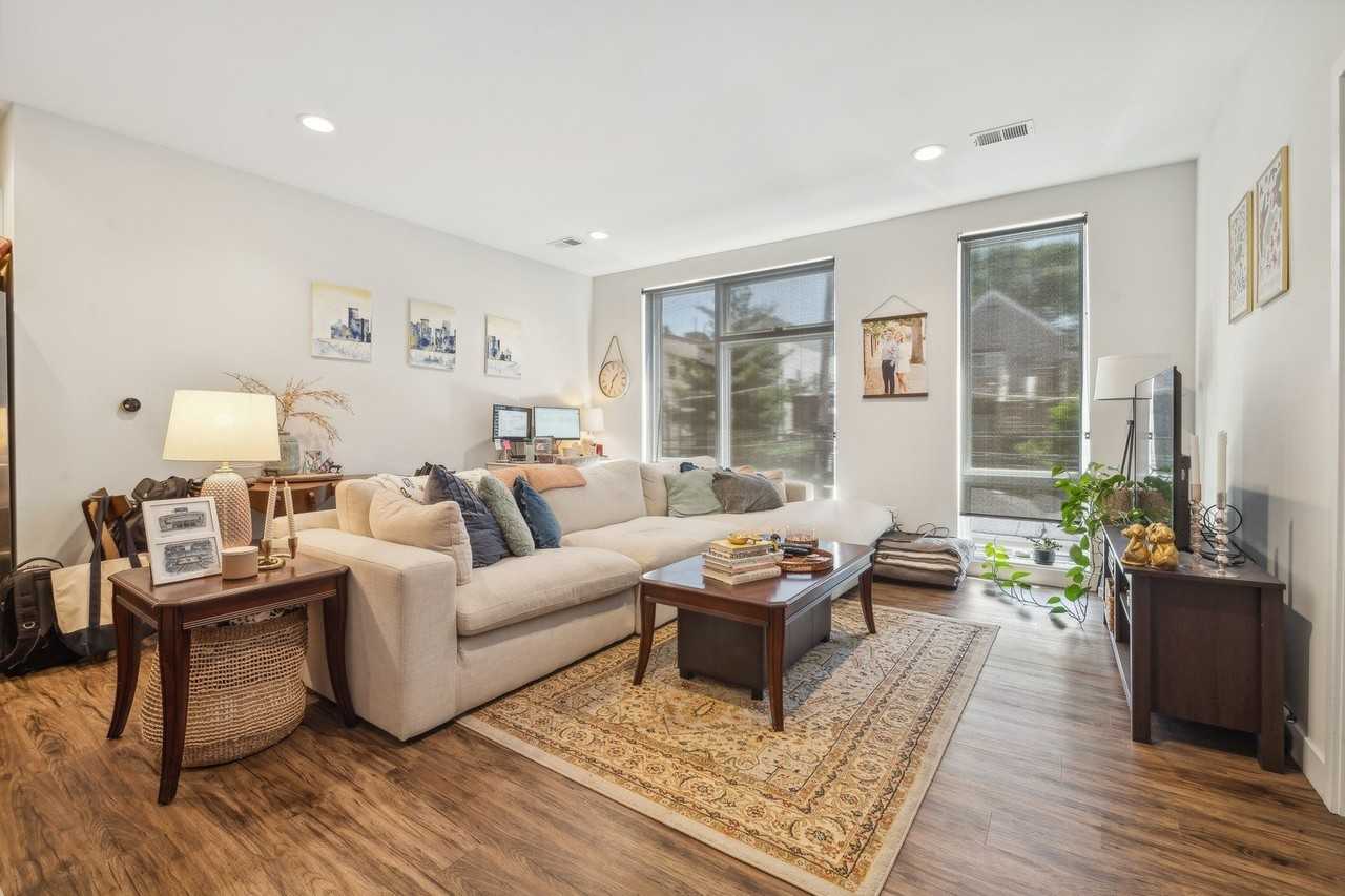 1045 W Cornelia Ave #402 - Photo 3 of 14