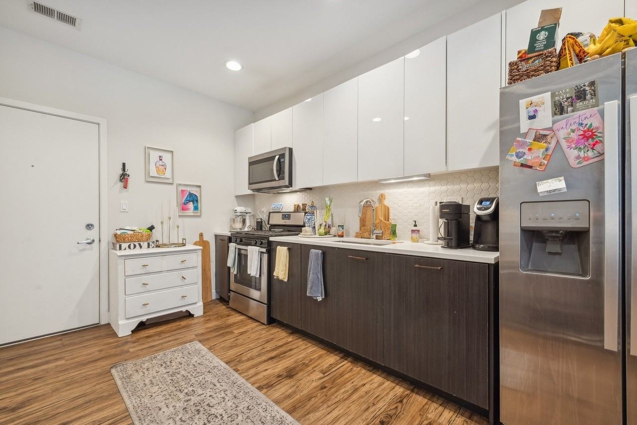 1045 W Cornelia Ave #402 - Photo 4 of 14