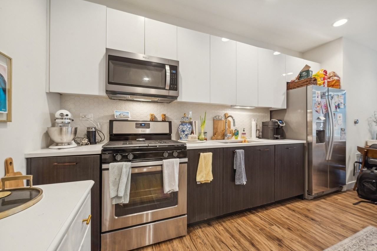 1045 W Cornelia Ave #402 - Photo 5 of 14