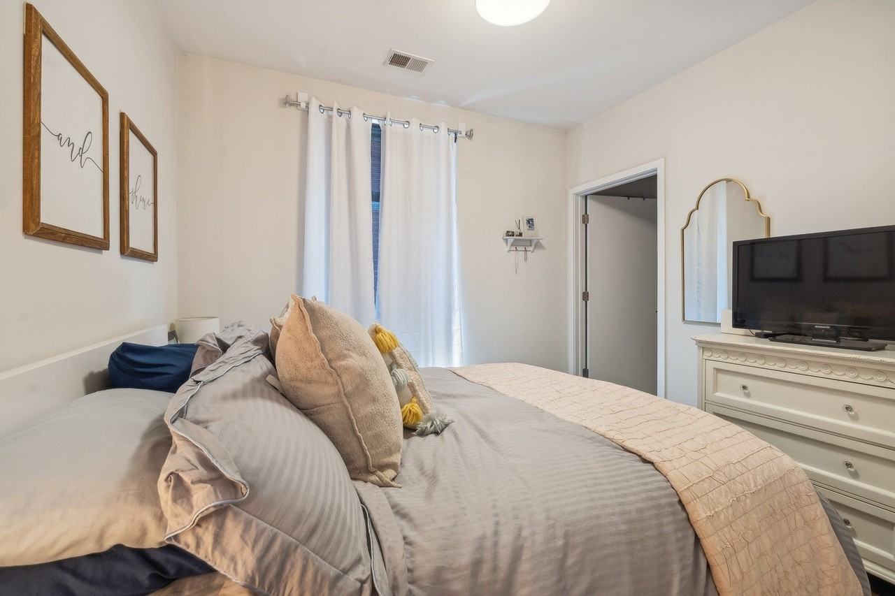 1045 W Cornelia Ave #402 - Photo 6 of 14