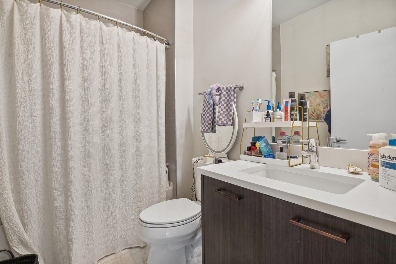 1045 W Cornelia Ave #402 - Photo 7 of 14