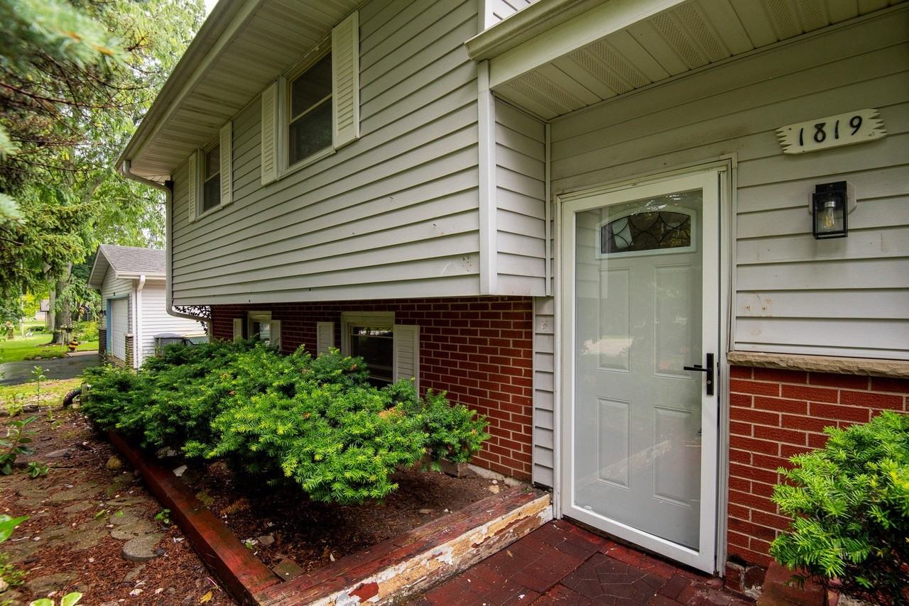 1819 Elmwood Dr - Photo 2 of 16