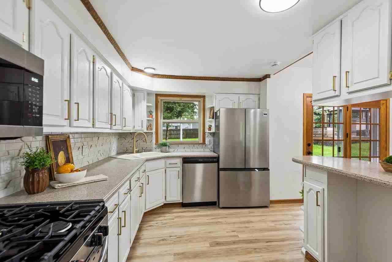 1819 Elmwood Dr - Photo 4 of 16