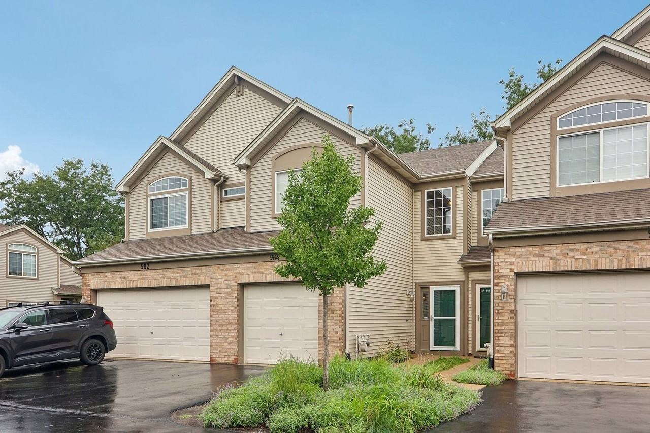 984 Parkhill Cir - Photo 4 of 50