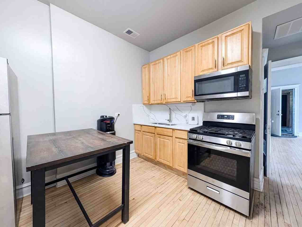 2838 W Roosevelt Rd #2R - Photo 3 of 16