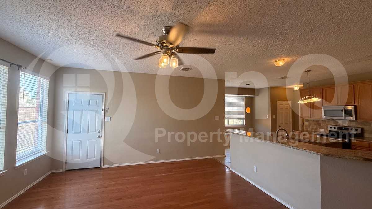 1433 Winterwood Dr - Photo 4 of 27